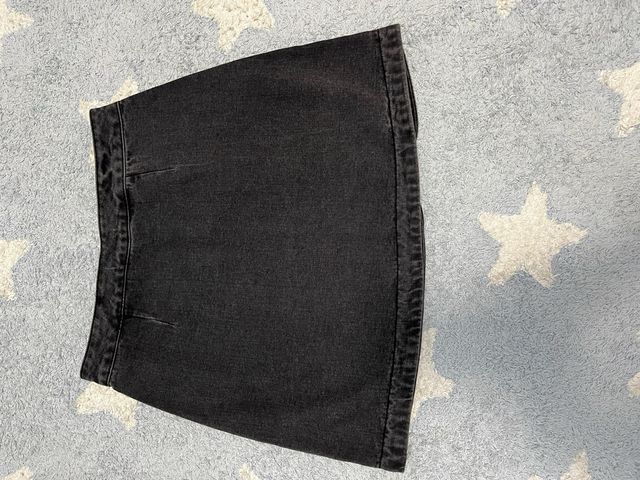 Falda corta con brillantes.