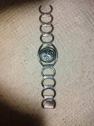 Reloj de pulsera plateado