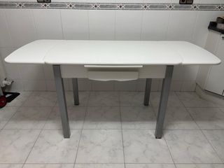 Mesa de cocina blanca y gris