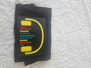Camiseta negra que se ilumina con música ambiente.