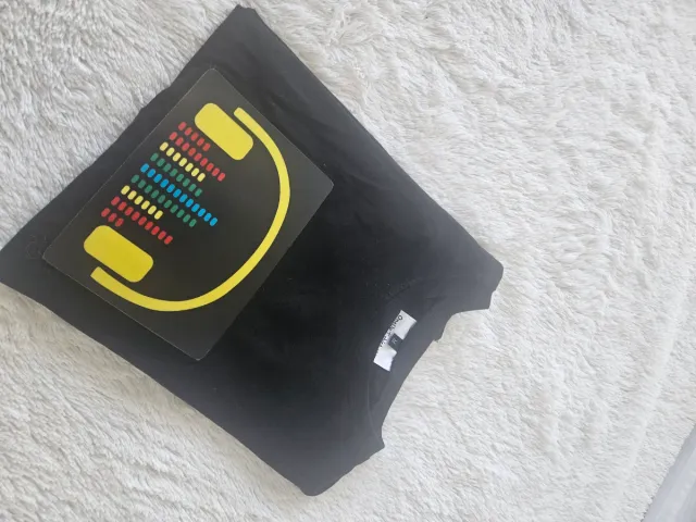 Camiseta negra que se ilumina con música ambiente.
