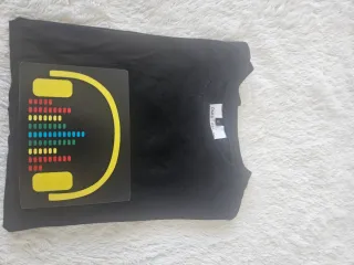 Camiseta negra que se ilumina con música ambiente.