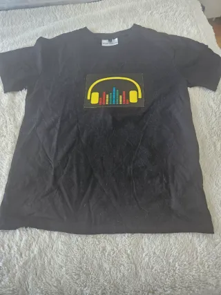 Camiseta negra que se ilumina con música ambiente.