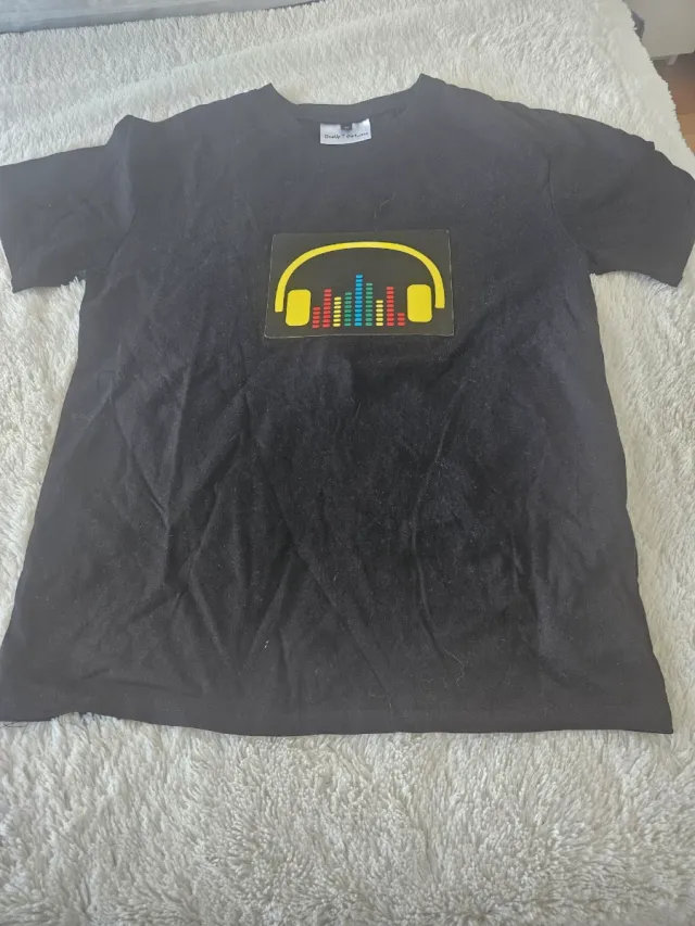 Camiseta negra que se ilumina con música ambiente.