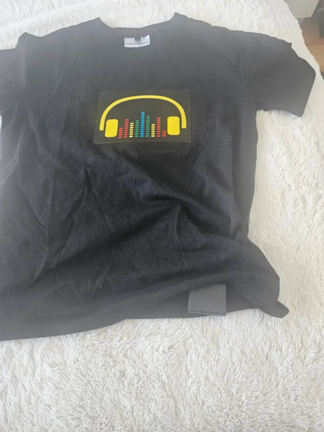 Camiseta negra que se ilumina con música ambiente.