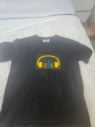 Camiseta negra que se ilumina con música ambiente.