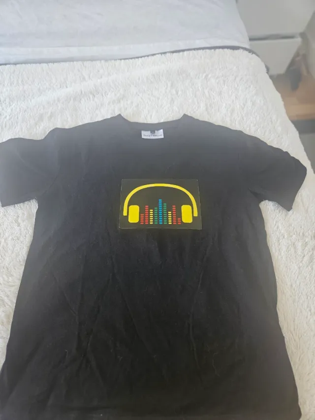 Camiseta negra que se ilumina con música ambiente.
