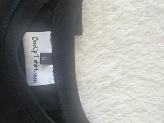 Camiseta negra que se ilumina con música ambiente.