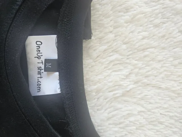 Camiseta negra que se ilumina con música ambiente.