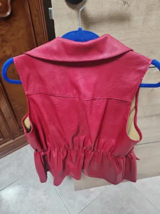 Chaleco rojo sin mangas