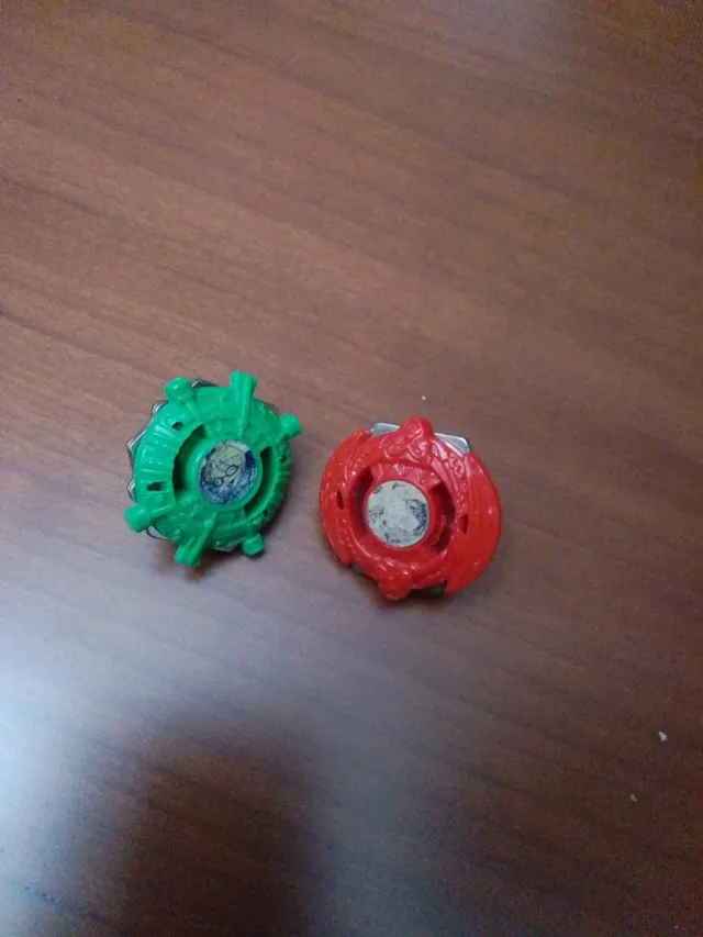 4 Beyblades
