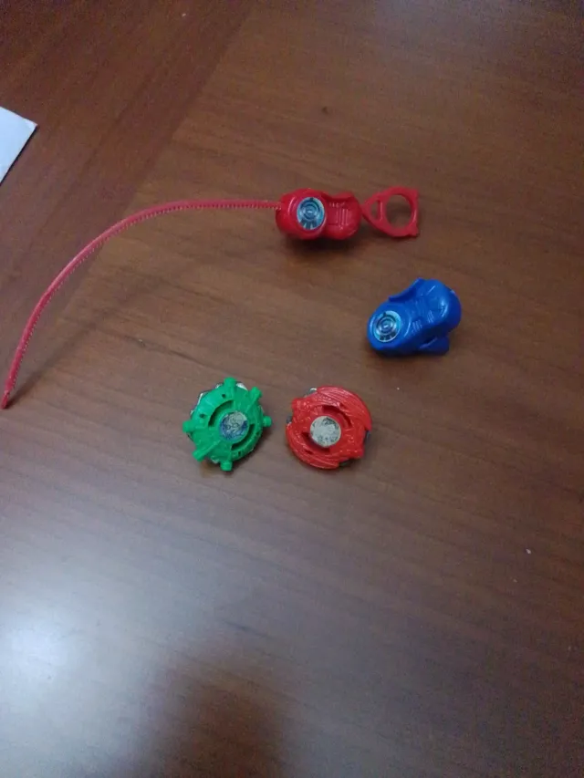 4 Beyblades