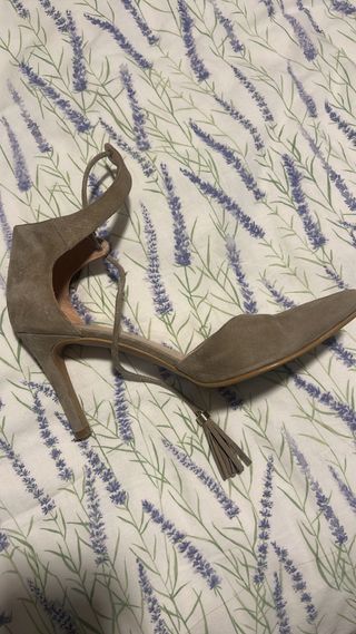 Zapatos de tacón ante beige con cordones