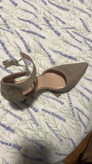 Zapatos de tacón ante beige con cordones