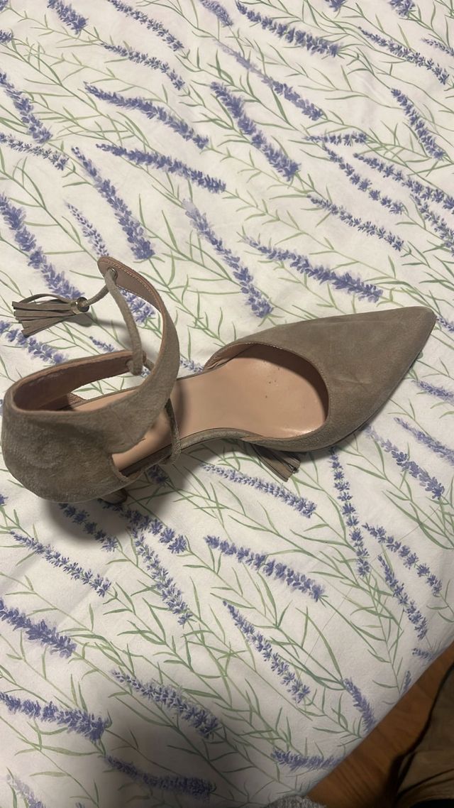 Zapatos de tacón ante beige con cordones