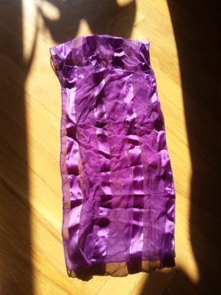 Fular morado con detalles dorados