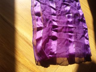 Fular morado con detalles dorados