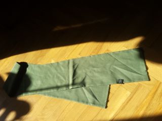 Fular morado con detalles dorados