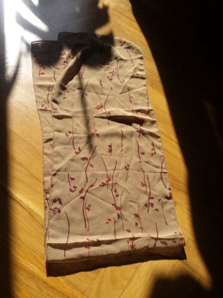 Fular morado con detalles dorados