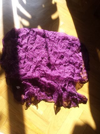 Fular morado con detalles dorados