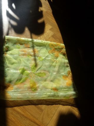 Fular morado con detalles dorados