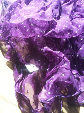 Fular morado con detalles dorados
