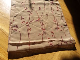 Fular morado con detalles dorados