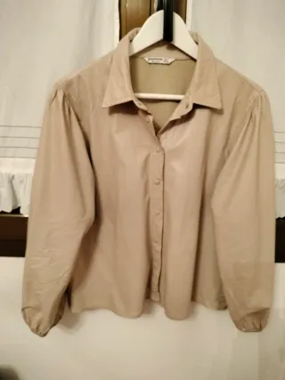 Blusa-chaqueta polipiel beige Stradivarius