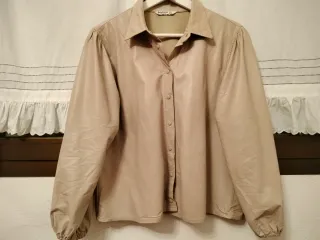 Blusa-chaqueta polipiel beige Stradivarius
