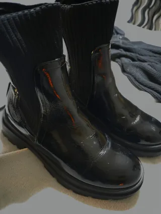 Botas negras efecto charol y tejido