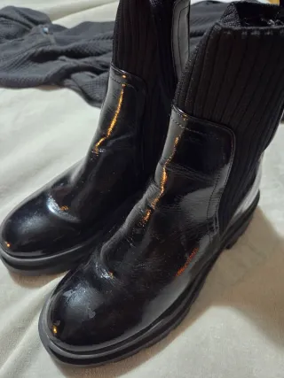 Botas negras efecto charol y tejido