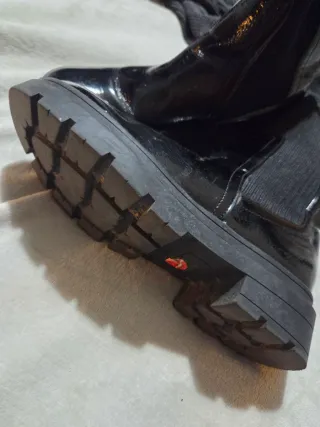 Botas negras efecto charol y tejido