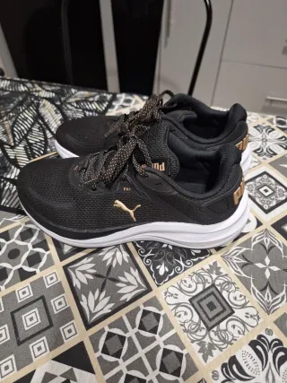 Zapatillas Puma Running Negras y Doradas