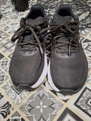 Zapatillas Puma Running Negras y Doradas