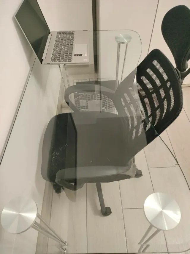 Mesa escritorio cristal 120x60 con sillas ergonomi
