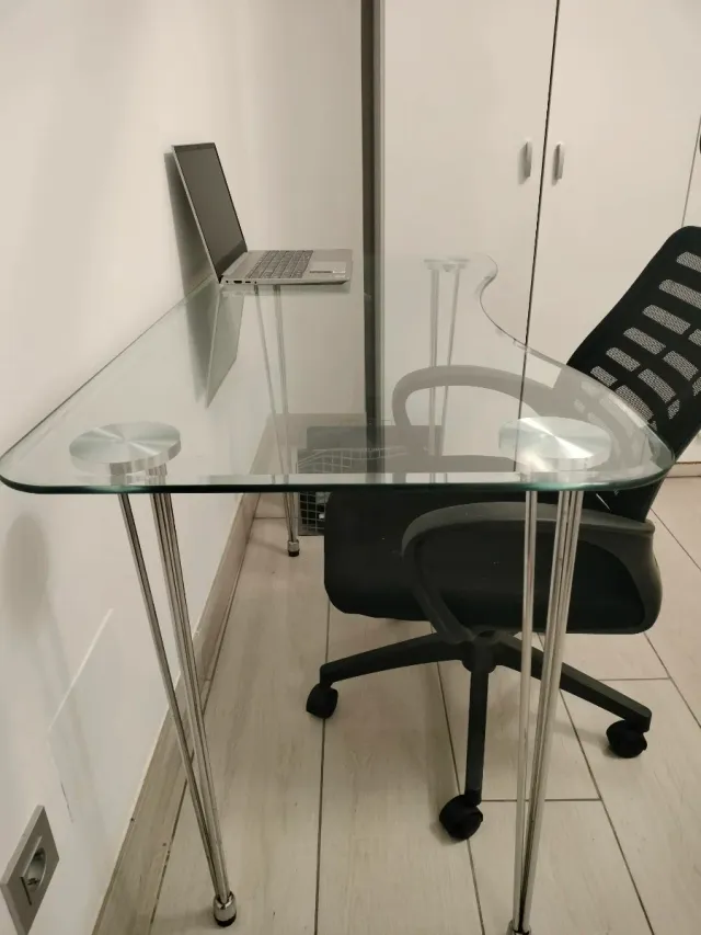 Mesa escritorio cristal 120x60 con sillas ergonomi
