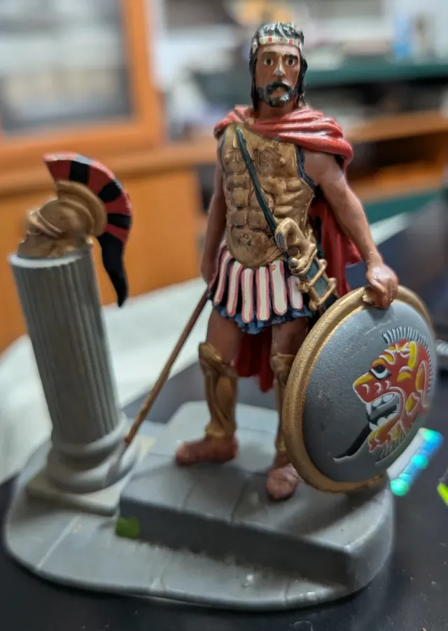 Statuina in piombo di un guerriero greco