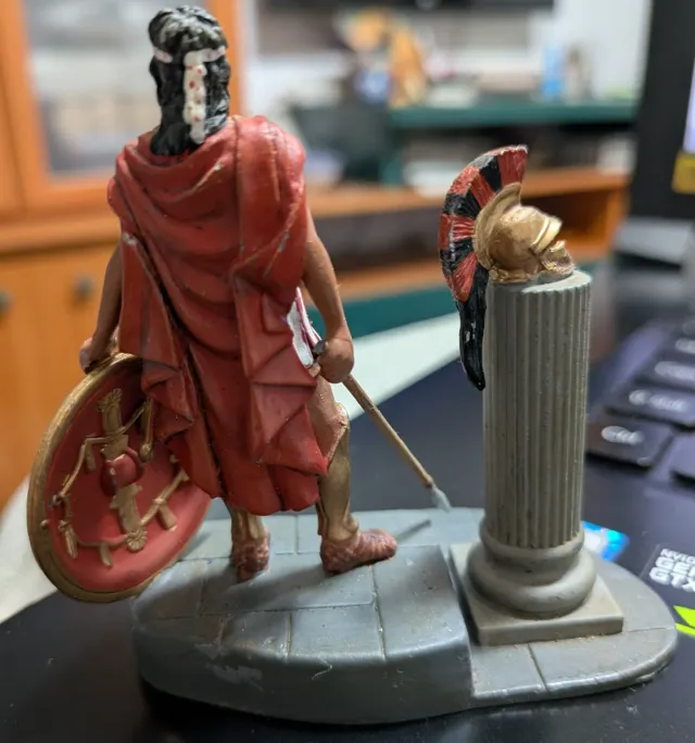 Statuina in piombo di un guerriero greco