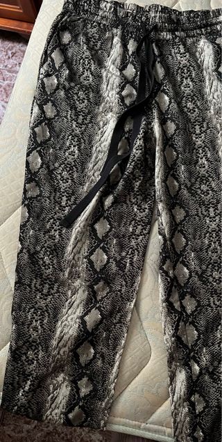 Pantalón Mango estampado serpiente