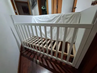 Cuna de bebé blanca con ruedas