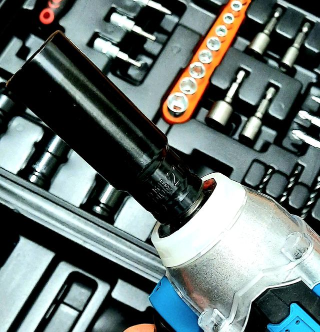 Atornillador de Impacto + Accesorios