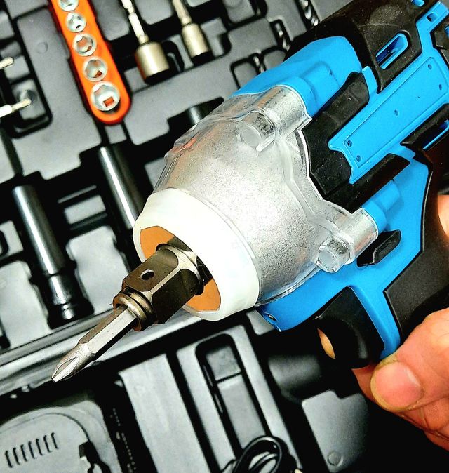 Atornillador de Impacto + Accesorios