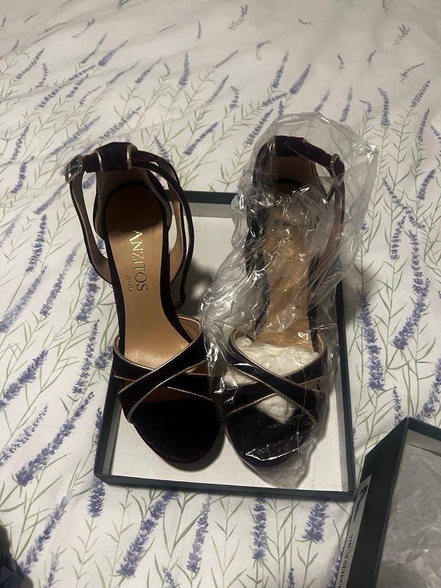 Tacones Ganzitos Terciopelo Granate y Dorado