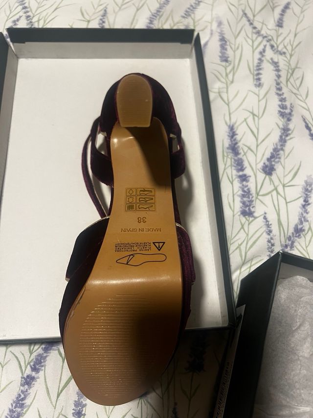 Tacones Ganzitos Terciopelo Granate y Dorado