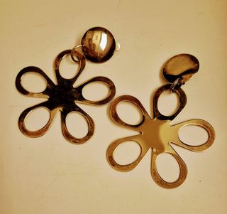 Orecchini pendenti a forma di fiore in metallo