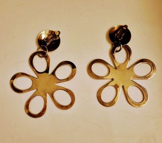 Orecchini pendenti a forma di fiore in metallo