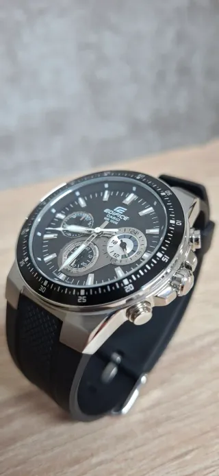 Reloj Casio Edifice Cronógrafo Negro y Plateado