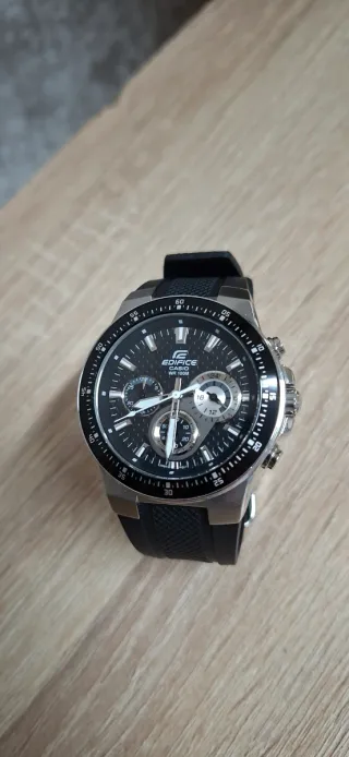 Reloj Casio Edifice Cronógrafo Negro y Plateado