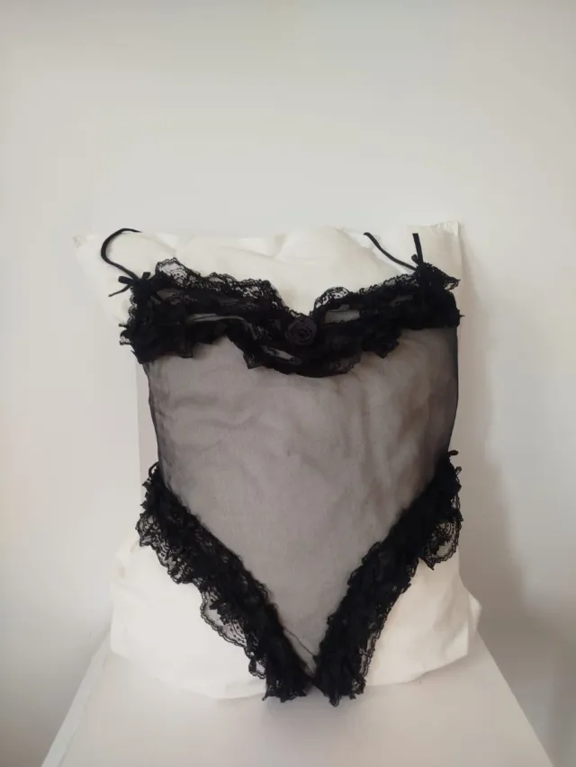 Salto de cama negro transparente con encaje