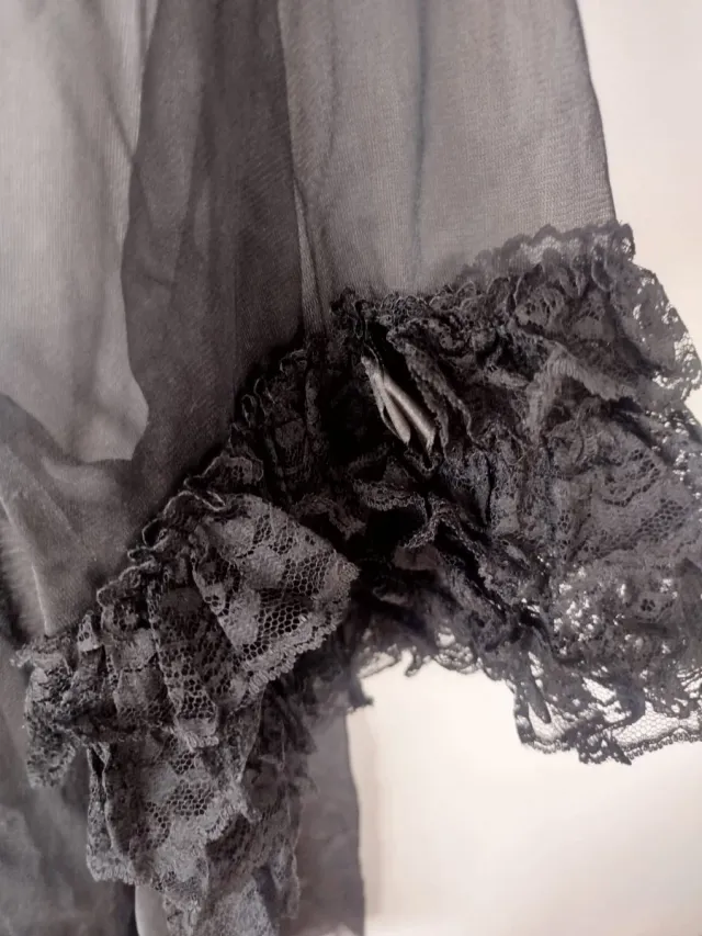 Salto de cama negro transparente con encaje